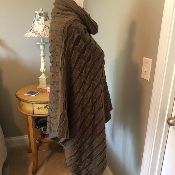 Lightweight knit ponch - Picture 3 of 8